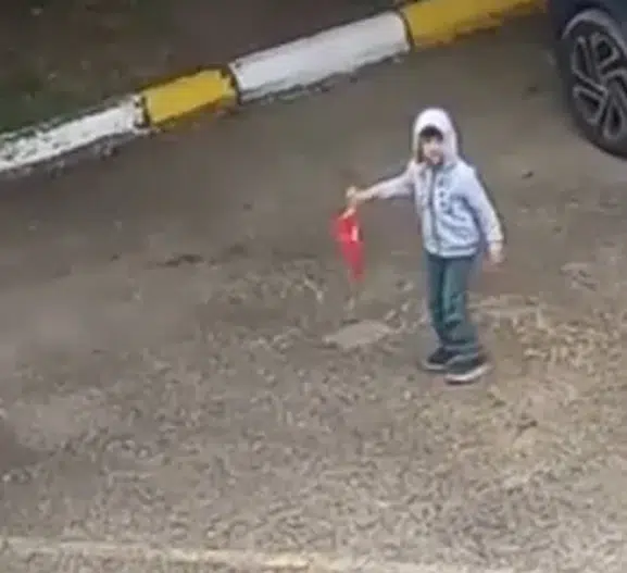 Bolulu küçük Miraç sokaktaki Türk bayrağını yerden kaldırdı