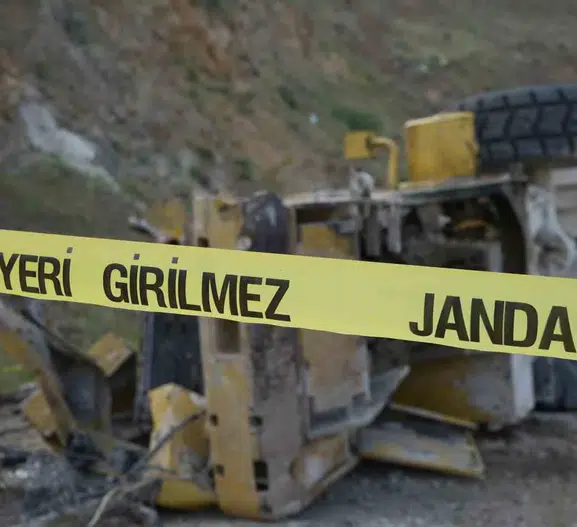 Kırıkkale'de iş makinesi uçuruma yuvarlandı