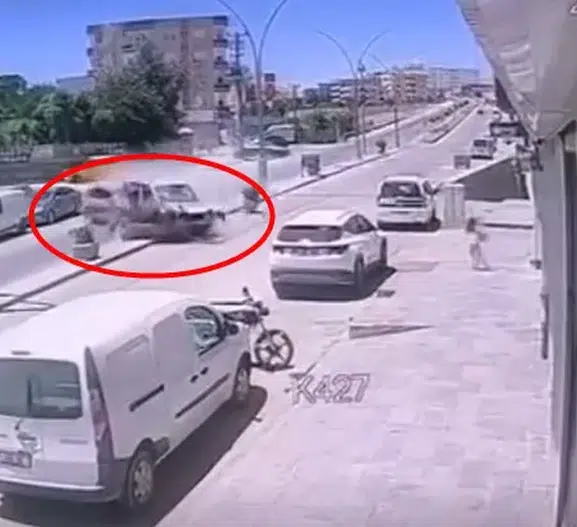 Cizre'deki trafik kazası güvenlik kamerasına yansıdı