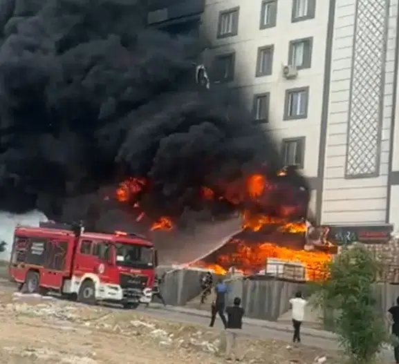Karaköprü’de apartman dairesini saran depo yangını paniği