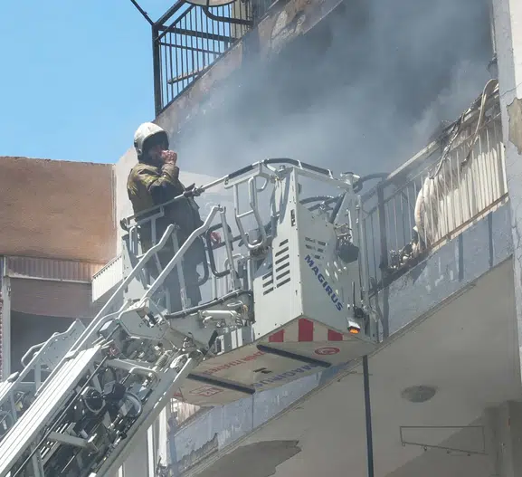 İzmir Karabağlar’da apartman yangını paniği