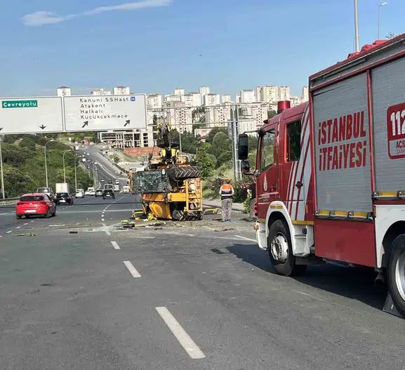 Küçükçekmece'de feci kaza İş makinesi sürücünün üzerine devrildi