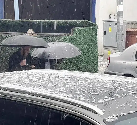 Ardahan’da aniden bastıran dolu sokakları beyaza boyadı