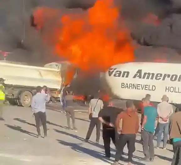 Reyhanlı sınırında iki TIR alevlere teslim oldu