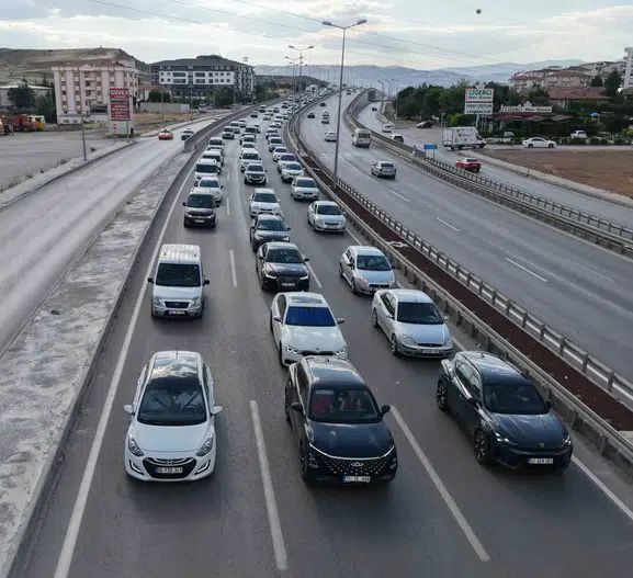 Kilit kavşakta tatil trafiği kazayla kilitlendi
