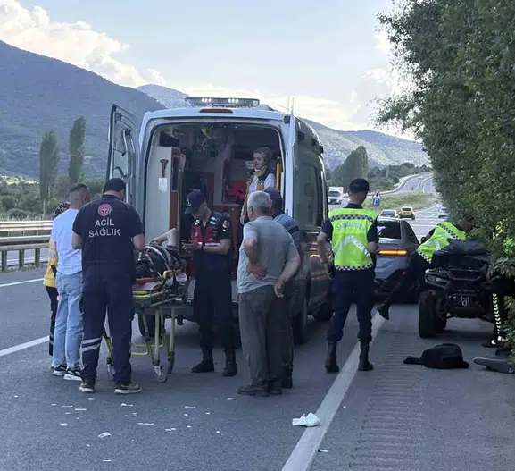 Tosya yolunda direksiyon hakimiyetini kaybeden sürücü bariyerlere çarptı