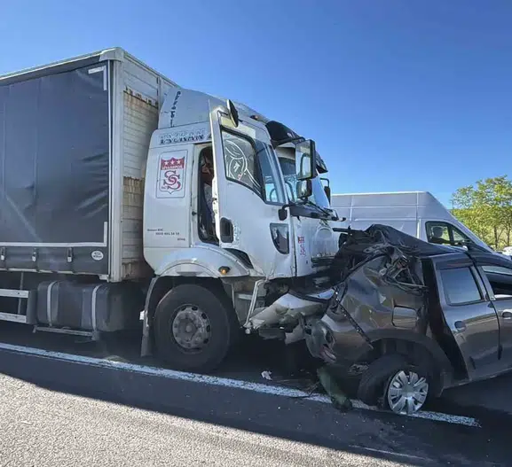 TEM Otoyolu’nda korkutan kaza Kamyon cipi metrelerce sürükledi