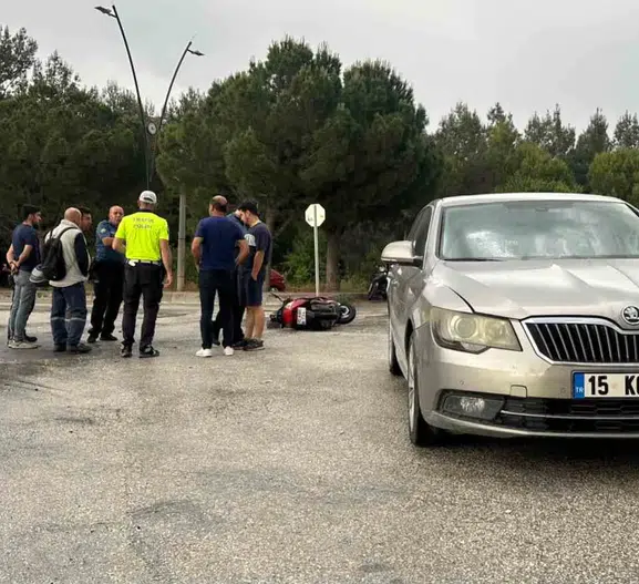 Burdur’da kavşak kazası motosiklet sürücüsünü hastanelik etti