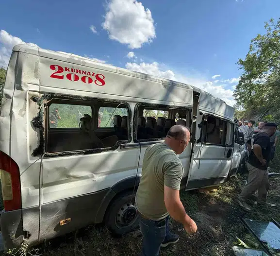 Burdur'da yolcu minibüsü tarlaya girdi