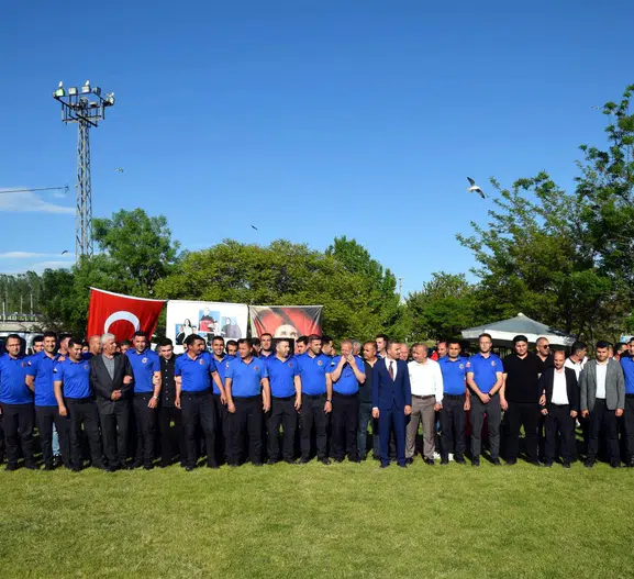Erciş'te adliye çalışanları inci kefali göçüyle moral depoladı