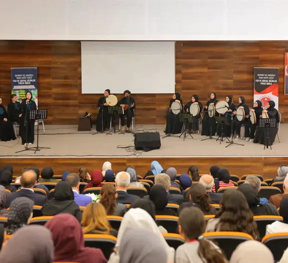 Bayburtlu öğrencilerin sanat projesi sahnede hayat buldu