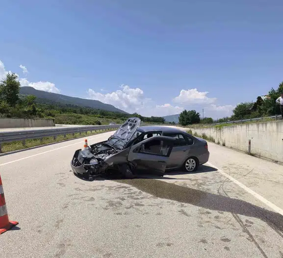 Kastamonu yolunda sürücü hakimiyeti kaybetti araç duvara çarptı