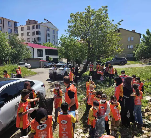 Bingöl’de öğrenciler temiz bir gelecek için sahaya indi