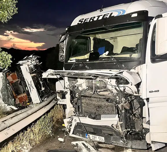 Kula yolunda TIR kazası trafiği kilitledi