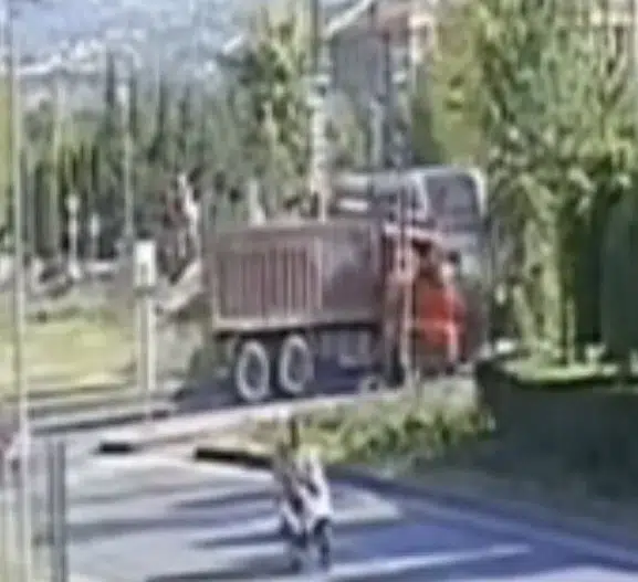 Kayseri'de tramvay ve kamyon çarpıştı