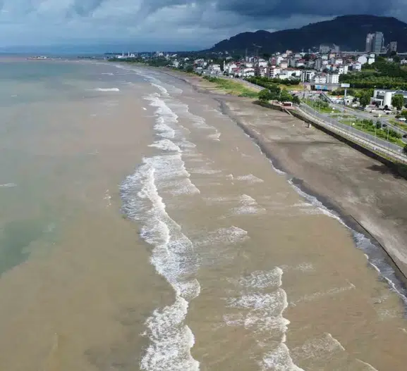 Ordu’da şiddetli yağış denizin rengini kahverengiye çevirdi