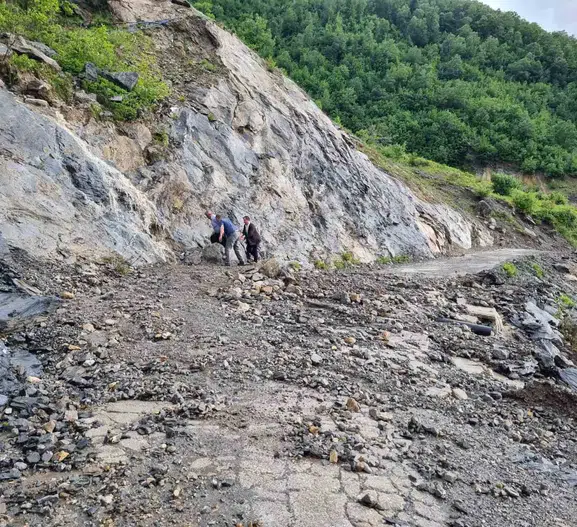Osmaniye’de heyelan köy yolunu yuttu