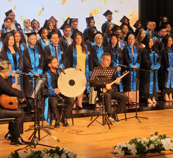 Zonguldak’ta sıra dışı mezuniyet Diplomasını almadan sahneye çıktı