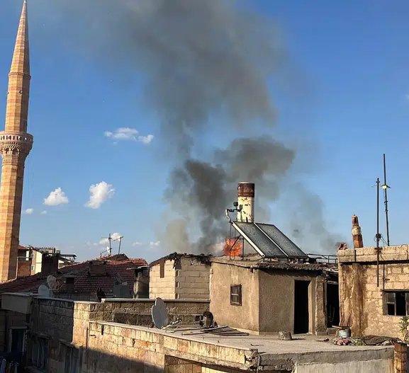 Nevşehir’de bir binanın çatısı alevlere teslim oldu