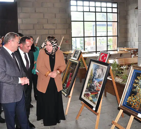 Karslı mahkumların el emeği göz nuru eserleri sergileniyor