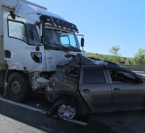 Bolu Anadolu Otoyolu'nda kamyon otomobile çarptı