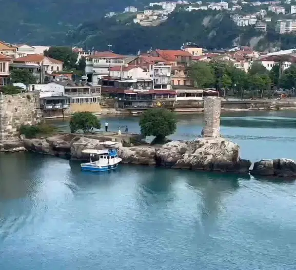 Amasra’nın tarihi dokusuna sprey boyalı saldırı