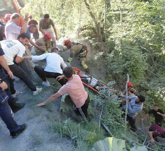 Düzce yayla yolunda kaza otomobil dere yatağına devrildi