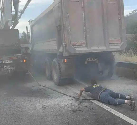 Düzce yolunda yanan kamyonu meslektaşları kurtardı