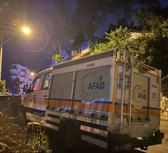 İzmit'te tavanı çöken evdeki aile son anda kurtarıldı
