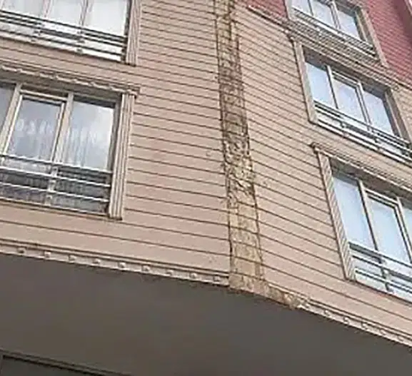 Siirt'te apartman cephesi park halindeki aracın üzerine çöktü