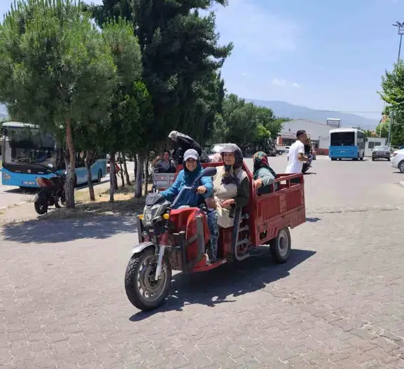 Manisalılar yeni mezarlık projesini traktörlerle protesto etti