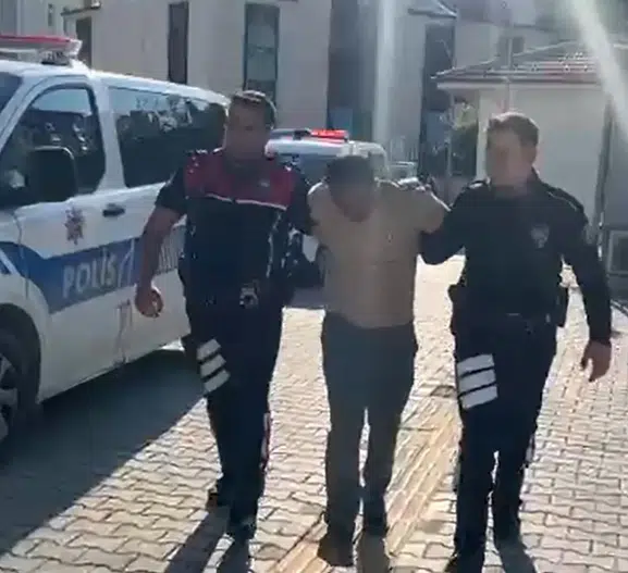 Kütahya sokaklarında yakalanan şüphelinin altından kırmızı bülten çıktı