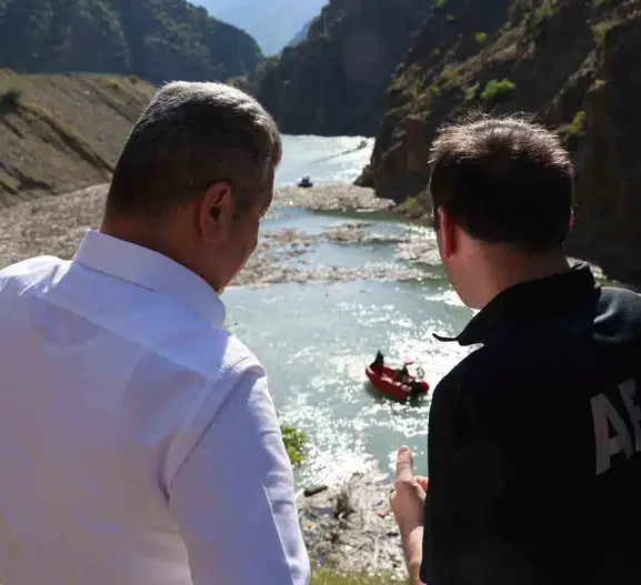 Artvin’de dereye uçan kamyondaki babadan 16 gündür haber yok