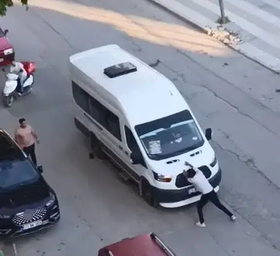 Elazığ trafiğinde şiddet anları minibüsün önünü kesti