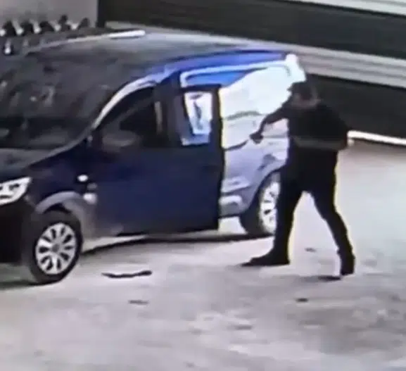 Hatay'da park halindeki aracın içine gizlenen yılan sürücüyü korkuttu
