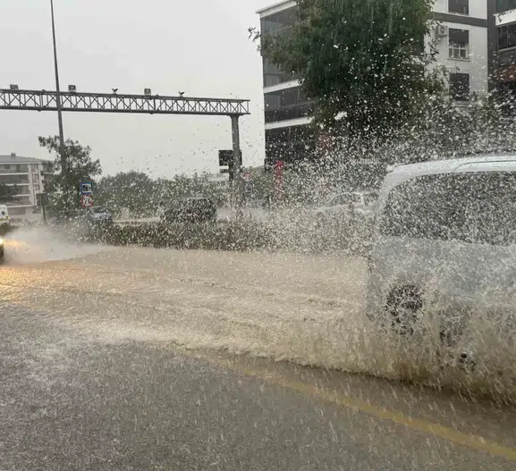 Denizli’de ani sağanak hayatı kilitledi