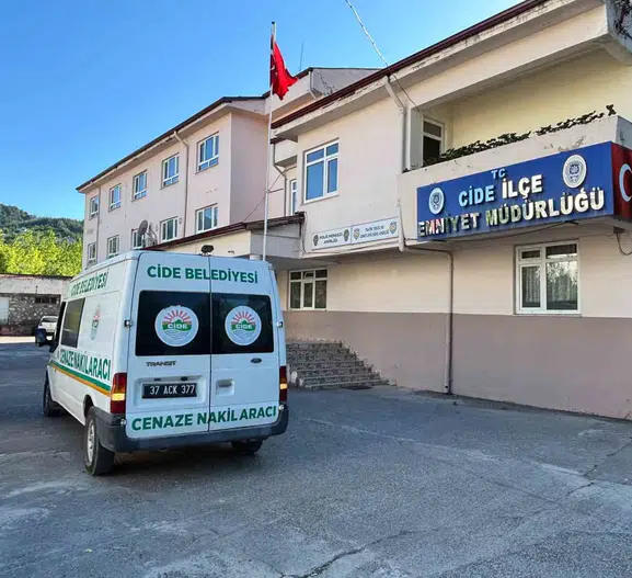Cide'de metruk binada cansız beden bulundu