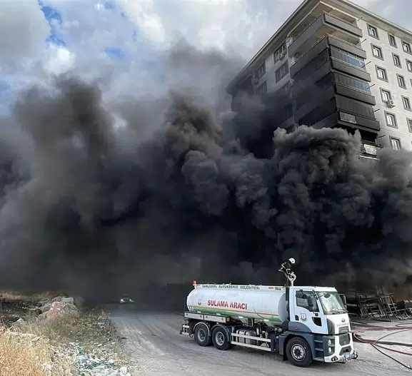 Şanlıurfa'da 10 katlı binanın altında korkutan yangın