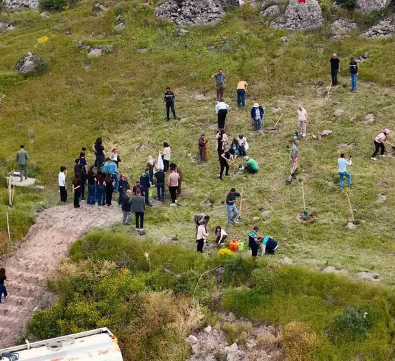 Kayseri'nin yamaçları 300 yeni fidanla yeşilleniyor
