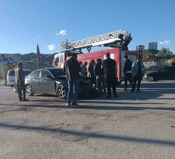 Van Özalp yolunda zincirleme kaza sonucu dört kişi hastaneye kaldırıldı