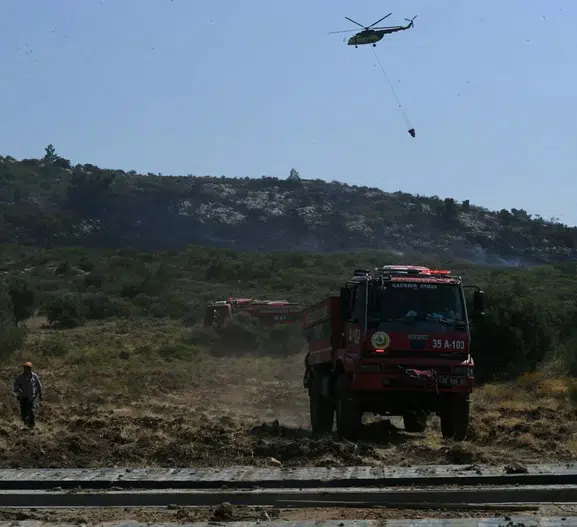 Urla Balıklıova’da orman yangını korkuttu