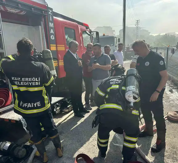 Ereğli'de yedi katlı binanın çatısı alevlere teslim oldu
