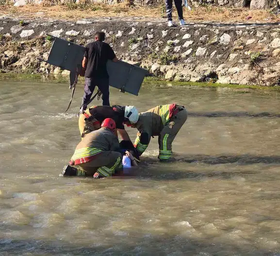 Düzce'de fotoğraf çekerken dereye düşen genç kız hastanelik oldu