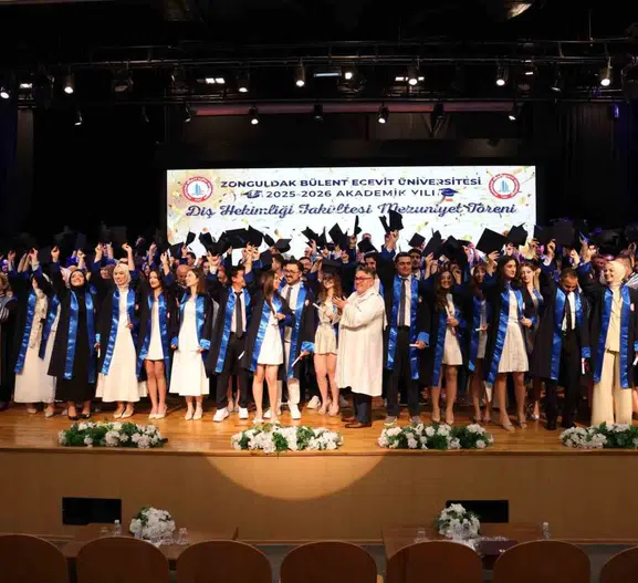 Zonguldak'ta 106 genç hekim diplomalarını alıp sahaya indi