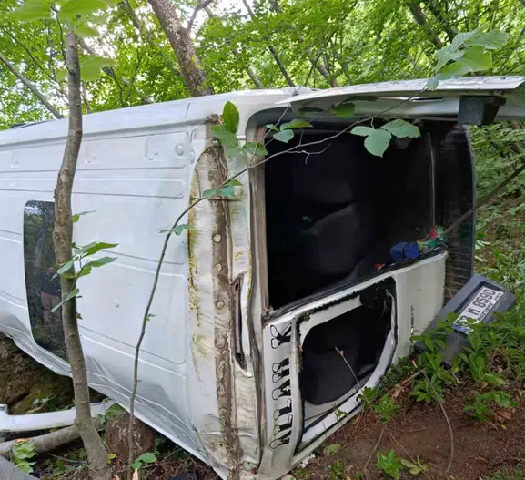 Ordu Kumru’da yolcu minibüsü uçuruma devrildi