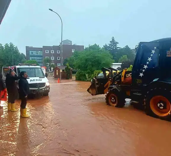 Kırşehir’de sağanak hayatı felç etti