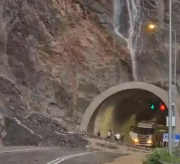 Artvin ve Erzurum arasındaki ulaşım heyelan nedeniyle kesildi