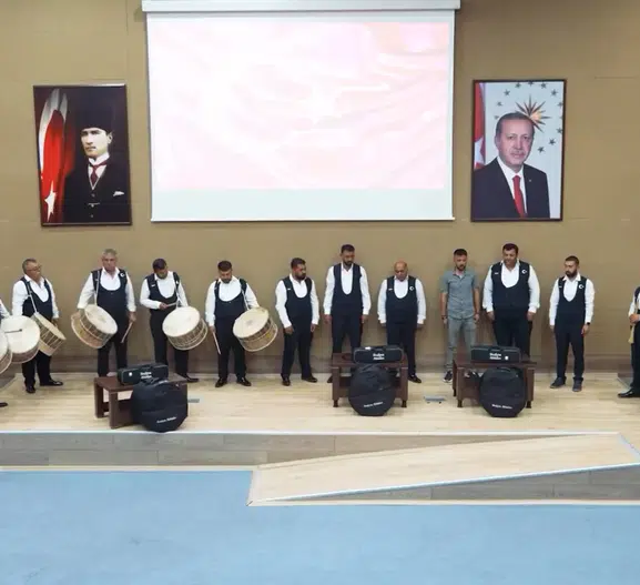 Kırşehirli Abdallar milli takımın Dünya Kupası yolculuğunu marşla taçlandırdı