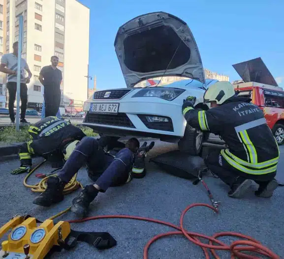 Kayseri'de otomobilin altından sarkan yılan paniği