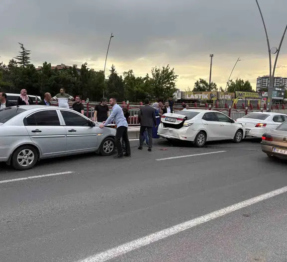 Kayseri'de alt geçit trafiğini birbirine katan zincirleme kaza